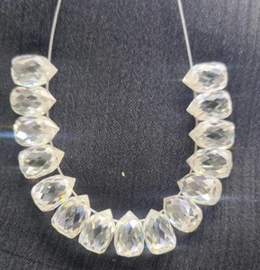 Cuentas de diamantes de moissanita con forma de briolette blanco, cuentas de diamantes facetadas hechas a mano y joyería personalizada - Product Image 3