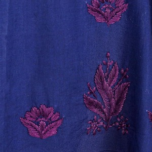 กระโปรงคลุมเข่าสไตล์โบฮีเมียนปักลายสีฟ้าเที่ยงคืนผ้าเช็ดหน้าผ้าฝ้าย100% ชุดประจำชาติพันผ้าเดนิมแต่งระบายสำหรับฤดูหนาวทำด้วยมือของอินเดีย - Product Image 2