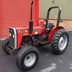Tracteur à roues Massey Ferguson 240 4WD, état neuf - Product Image 1