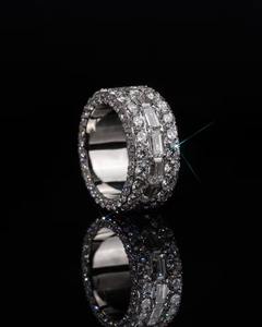 Bague d'éternité pour homme en argent plaqué avec diamants ronds en accentuation |   Bijoux de luxe audacieux - Product Image 1