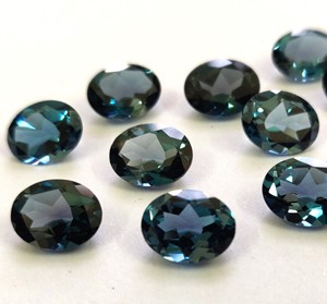 Topaze Bleue Naturelle de Londres Coupe Ovale 9x11mm Facette-Topaze Bleue de Londres en vrac - Product Image 2