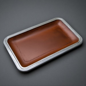 ถาดหนังดีไซเนอร์พร้อมรายละเอียดการเย็บและโครงสร้างที่แข็งแรงเหมาะสำหรับการให้บริการแขกหรือการจัดอุปกรณ์ตกแต่งบ้านที่มีสไตล์ - Product Image 3