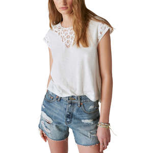 T-shirt da donna Lucky Brand bianca con maniche dolman e dettagli in pizzo, taglia grande, in denim, stile boyfriend jeans - Product Image 1