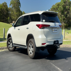 Toyotaa Fortuner รถเบนซินและดีเซล7ที่นั่งพร้อมสำหรับการขับขี่ในเมืองหรือภูมิประเทศที่ขรุขระ - Product Image 3