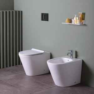 Par de Accesorios Sanitarios Berna de Instalación en Suelo, Elegante Conjunto de Artículos Sanitarios - Product Image 1