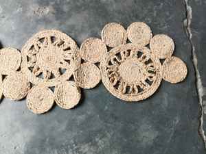 Moderno Camino de Mesa de Yute Floral Personalizable con Estilo Trenzado Ecológico Hecho a Máquina para Uso Doméstico y Comercial - Product Image 2