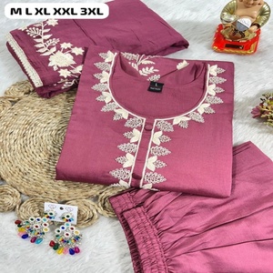 Kurti pantalon et dupatta en soie romaine de haute qualité, très tendance, avec broderie et travail artisanal de Kolkata, en vente - Product Image 1