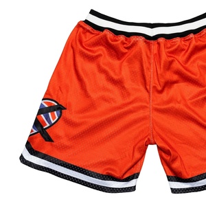 Short de fitness en maille Deux poches à ourlet latéral profond Short en maille basique pour homme Coupe courte Conception personnalisée Sublimation et broderie - Product Image 3