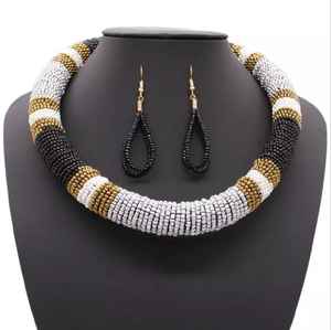 Collier moderne unique en résine et coquillages avec des feuilles, style chrétien tendance, pour les occasions de fête et de mariage des femmes - Product Image 3