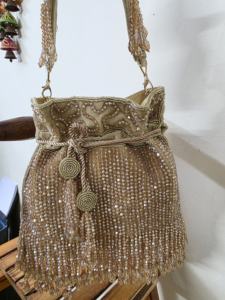 Elegante bolso de mano nupcial con cuentas y monedero con solapa bordada en piedra para uso en bodas de la India - Product Image 4