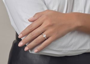 Anillo de Bodas de compromiso de diamante cultivado en laboratorio certificado IGI de corte ovalado de 1,5 quilates de inspiración vintage de oro blanco de 14K para ella - Product Image 2