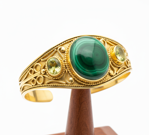 Rudra Gems Handcrafted 14K Chapado en oro Pulsera ajustable para hombres Malaquita natural Corte ovalado Brazalete de moda de plata tibetana - Product Image 2