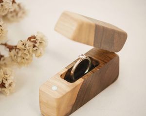YOU HECHO A MANO NATURAL BODA CAJA DE ANILLO DE MADERA SÓLIDA Compromiso Nogal Madera Boda Pequeño Anillo Único Titular Grabado - Product Image 5