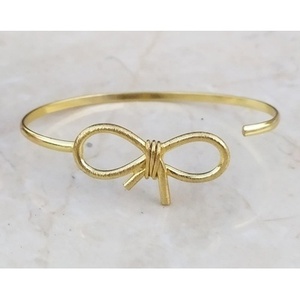 Bracelets en laiton faits à la main élégants pour femmes, idéaux pour offrir en cadeau - Product Image 3