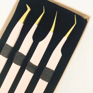 Pinzas para Pestañas con Diseño de Corazón y Recubrimiento de Color Personalizado, Pinzas de Acero Inoxidable con Logotipo Personalizado para Pestañas en Pakistán. - Product Image 2