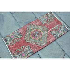 พรมตุรกีโบราณขนาดเล็ก 1.4x2.8 ฟุต สีแดงน้ำเงินลายดอกไม้ ทำจากขนสัตว์ - Product Image 2