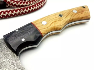 Couteau de cuisine de chef damas fait à la main à haute teneur en carbone couperet personnalisé à forte prise avec manche en bois de rose acier de qualité professionnelle - Product Image 2