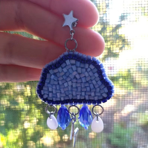 ต่างหูลูกปัดแบบดั้งเดิมแต่ทันสมัยสำหรับเด็กผู้หญิงและผู้หญิง ออกแบบมาเพื่อเพิ่มความสง่างามให้กับชุดงานปาร์ตี้ของคุณ - Product Image 1