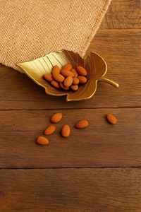 Plateau de fruits secs décoratif en forme de feuille | Bol de service en résine de qualité supérieure pour collations, noix, amandes | Cadeaux pour la maison et les fêtes - Product Image 2