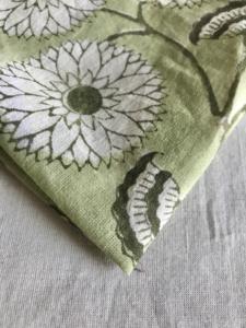 ผ้าฝ้ายพิมพ์ลายดอกไม้สีเขียวเซจ ด้วยเทคนิคการพิมพ์ด้วยมือ ลายเถาวัลย์แบบมินิมอล - Product Image 3