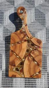 Elegante tabla de cortar de resina y madera para chefs caseros que valoran el diseño artístico de calidad excepcional y el atractivo visual - Product Image 4