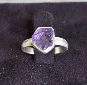 Anillo Artesanal de Amatista Natural, Plata 925, Hecho a Mano, Estilo Boho Irregular, para Mujer, Boda, Moderno, Talla Personalizada, Venta al Por Mayor - Product Image 1