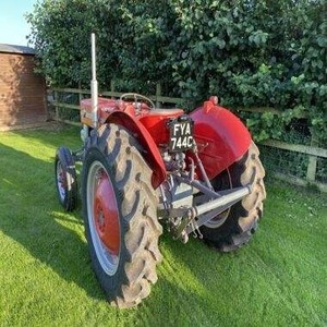 Tracteur à roues Massey Ferguson 135 2WD 42HP pour utilisation agricole avec boîte de vitesses, cabine fermée - Product Image 6