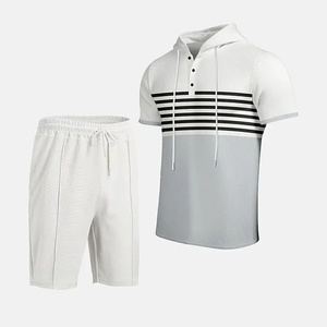 Conjunto de 2 piezas de pantalones cortos de manga corta bloqueados de color a rayas con capucha para hombre, hecho de material de fibra de poliéster y tela suave y cómoda - Product Image 3