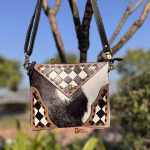 Bolso de Hombro de Cuero Vacuno con Diseño de Cuadros Grabado a Mano, Estilo Bohemio Vintage, Hecho a Mano, Elegante - Product Image 1
