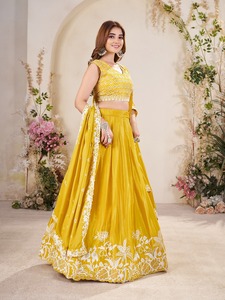 Chinon Soie Paillettes et Broderie Travail Moderne Semi-Cousu Lehenga Choli avec Décoration Florale pour la Saison des Mariages - Product Image 4