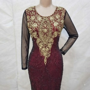Robe de soirée moulante de luxe en satin respirant, brodée, noire et bordeaux, pour occasions formelles - Product Image 3