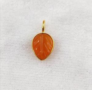 Pendentif en feuille de cornaline sculptée plaqué or argent 925 pierre précieuse charme feuille de cornaline naturelle pendentif pour la fabrication de bijoux - Product Image 4