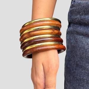 Ensemble de bijoux élégants en bois naturel imperméable, bracelets faits à la main, couleurs personnalisées, accessoire de mode ethnique pour femmes, utilisation en vente au détail et à l'exportation - Product Image 1