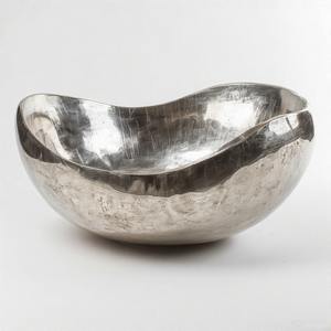 Bol de présentation de fruits central de luxe en métal foncé avec motif floral sculpté et base de piédestal légèrement surélevée - Product Image 4