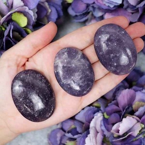 พลอยกระเป๋าหินปาล์ม lepidolite ทำด้วยมือเป็นมิตรต่อสิ่งแวดล้อมสำหรับผ่อนคลายและบรรเทาความเครียดในราคาไม่แพง - Product Image 3