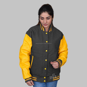 แจ็คเก็ตขนสัตว์สีเทาและสีทองและเสื้อหนัง - Product Image 1