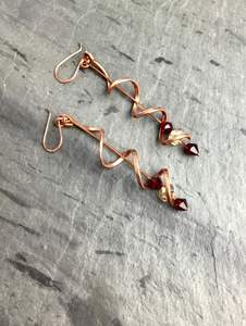 Boucles d'oreilles en cuivre de qualité supérieure très demandées avec motif floral fait main et touche oxydée pour les occasions ethniques - Product Image 3