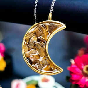 Pendentif Orgonite en métal de lune avec véritables puces de quartz en cristal Bijoux Pendentif de lune avec puces de pierres précieuses naturelles - Product Image 2