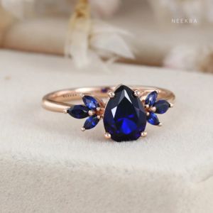 Anillo de racimo de zafiro azul de estilo Art Deco de oro rosa sólido de 14 quilates hecho a mano con zafiro azul cultivado en laboratorio en forma de pera central - Product Image 2