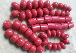 Cuentas de vidrio gruesas de aspecto antiguo hechas a medida en colores personalizados para la reventa por parte de tiendas de cuentas, Coral Beads - Product Image 3