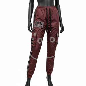 Pantalones Cortavientos para Mujer, Ligeros, de Tela de Poliéster Tejida, Diseño de Paneles Color Granate Sólido, Logotipo Personalizado con Pedrería - Product Image 6