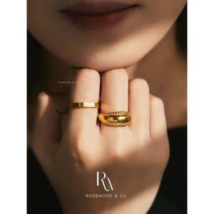 Anello a fascia sottile a trapezio placcato oro rosa 18K, anello sigillo che non si ossida, regalo per mamma o per lei - Product Image 2