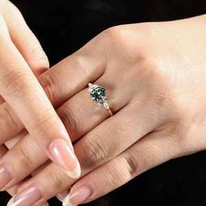 Anillo de Compromiso Único con Moissanita Color Verde Azulado, Elegante Anillo de Regalo de Aniversario para Mujer - Product Image 6