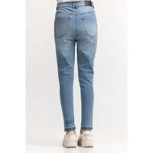 กางเกงยีนส์เดนิมเอวกลางสีน้ำเงินรุ่น WM-JNS-SS24-002 ดีไซน์เรียบง่ายทันสมัย - Product Image 3