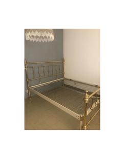 Cadre de lit en laiton massif artisanal de style antique avec tête de lit et pied de lit pour une décoration de chambre à coucher vintage de luxe - Product Image 1