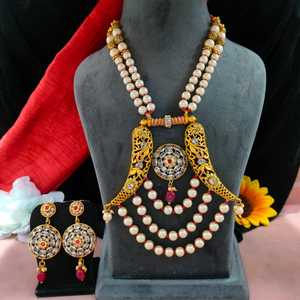 Ensemble de pendentif Kundan et audacieux de haute qualité avec perles idéal pour les mariages, collier de déclaration de rassemblements culturels pour les femmes - Product Image 1