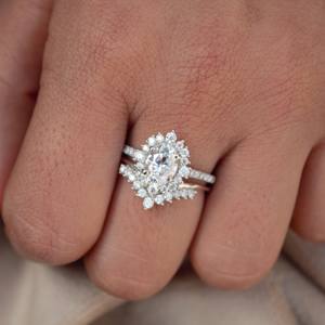 Bague en argent sterling 925 Art déco Chevron pour femme avec griffes Moissanite deux en un pour anniversaire d'anniversaire - Product Image 4