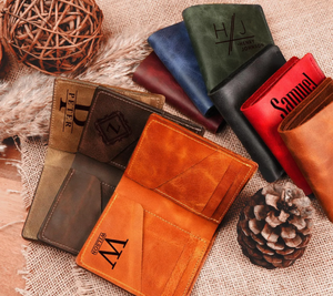 กระเป๋าสตางค์หนังปั๊มลายอักษรย่อ กระเป๋าสตางค์ผู้ชายสั่งทำพิเศษ ทำด้วยมือ - Product Image 1