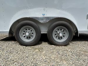 Remorque de transport fermée économique 8,5x20 à double essieu en acier avec pack sport pour le transport d'équipements - Product Image 4