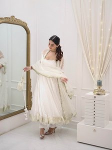 Hermoso vestido Georgette con diseño sin mangas y elegante patrón de cuello adornado con gota Patti trabajo en el escote - Product Image 2